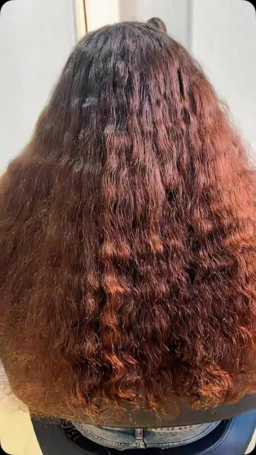 שיער מתולתל בגוון נחושת לפני טיפול